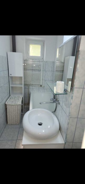 Proprietar închiriez apartament cu trei camere semidecomandat în Bacău