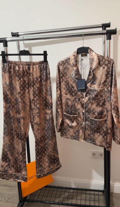 Vând pijamale din satin