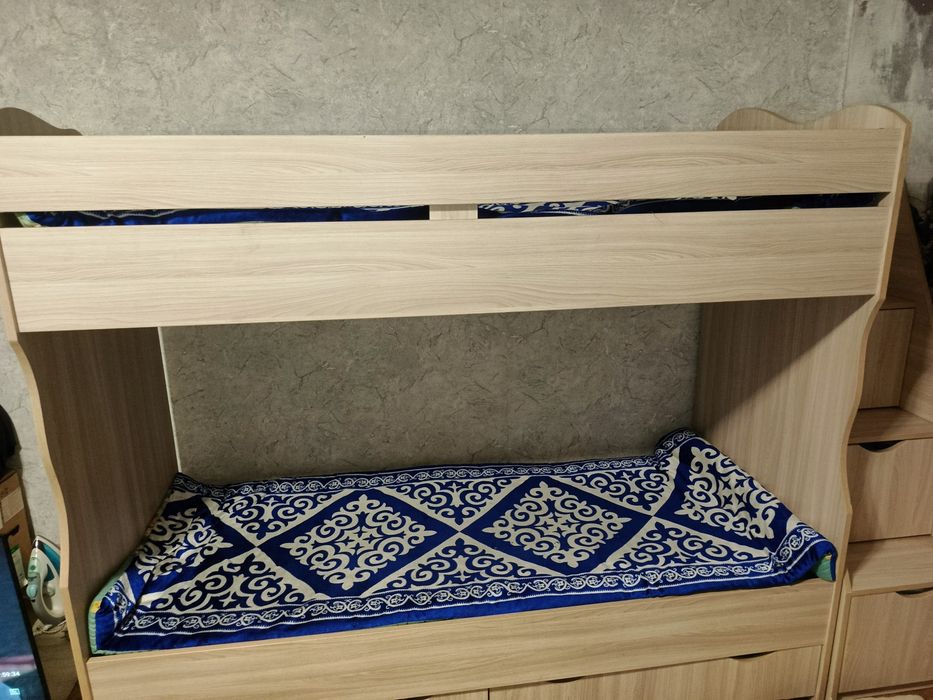 Продам двух ярусную кровать