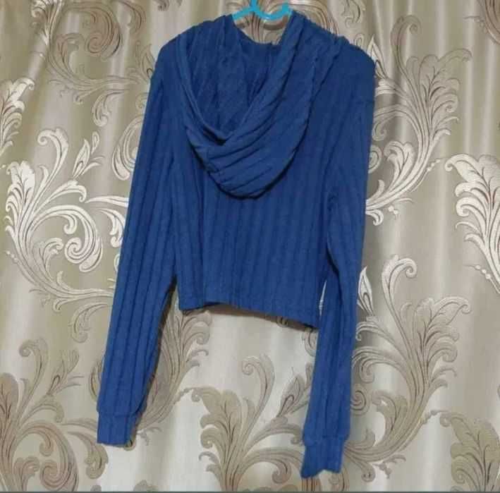 Hanorac sport casual cu glugă.