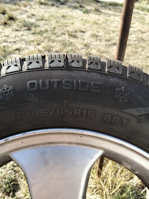 Vând set 4 roți cu anvelope de iarna 185/65R15