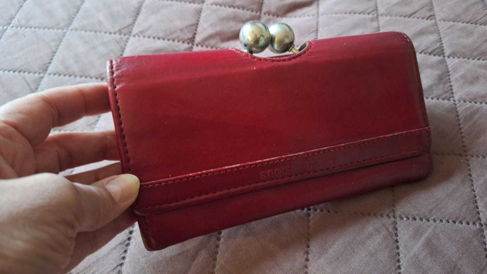 ПОДАРЯВАМ дамски портфейл