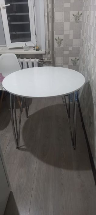 Стол белый, круглый