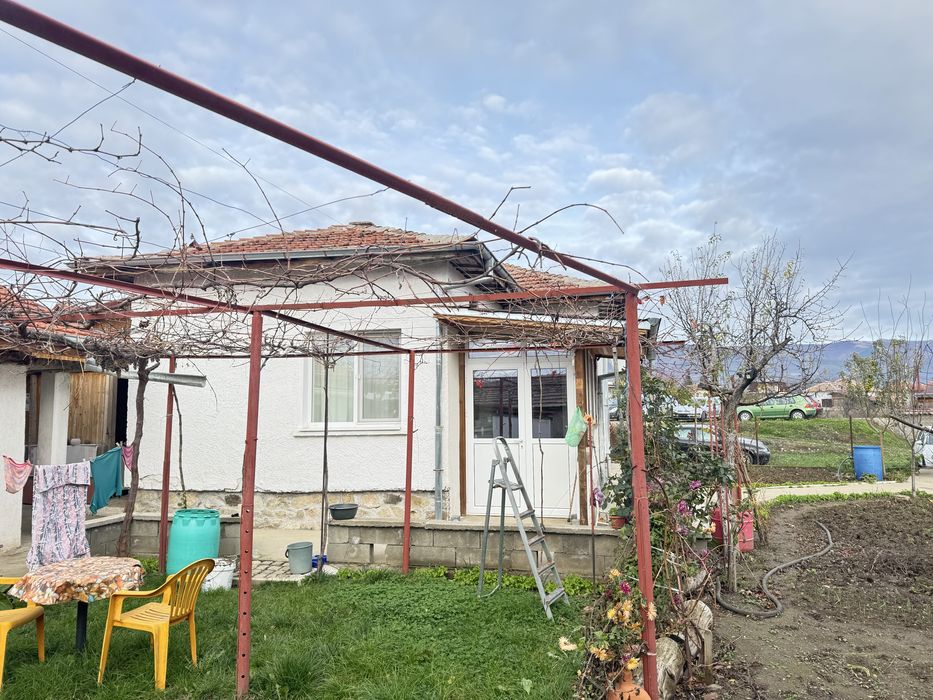 Продава къща в с. Шейново, общ. Казанлък