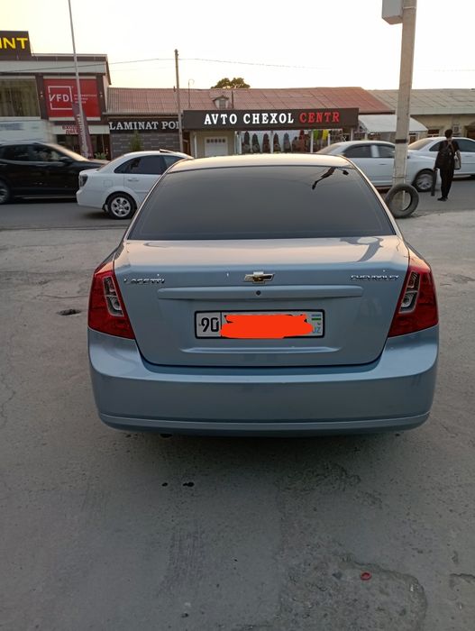 Lacetti 1.8 sotiladi