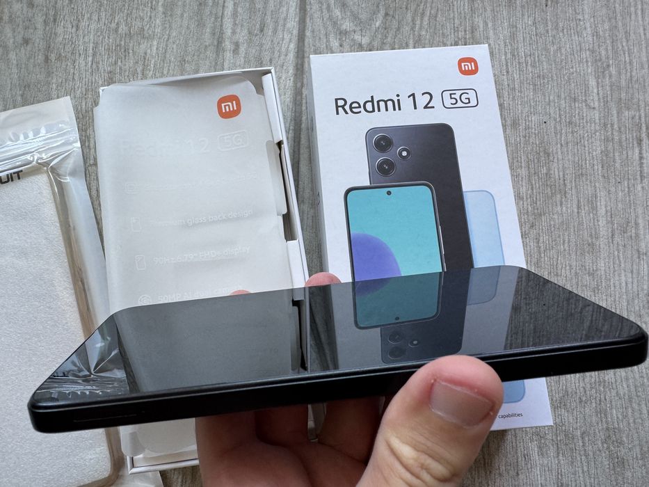 Smartphone Xiaomi Redmi 12 5G, ca nou, cutie completa, perfect functional