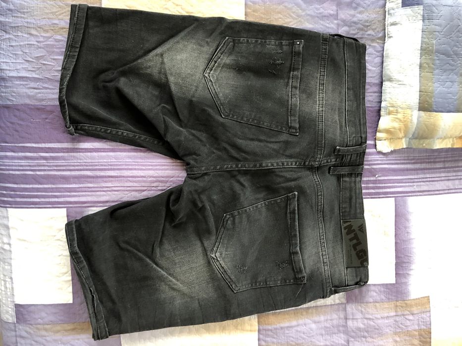 Къси дънкови гащи