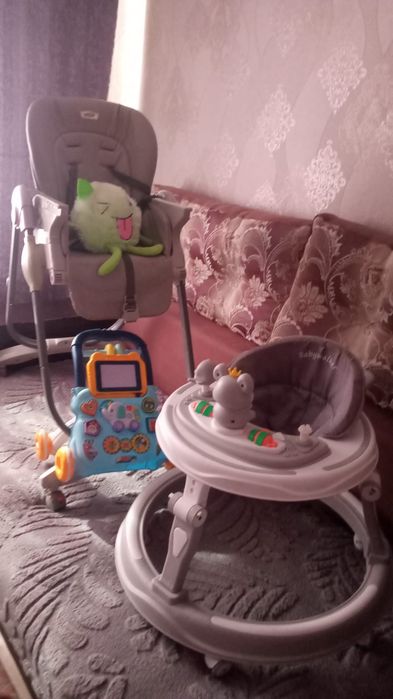 Продам стульчик и двое ходунков