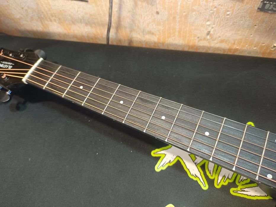 Продам электро гитару за 80000