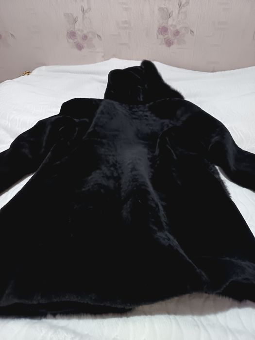 Продам шубу с капюшоном мутон с норкой