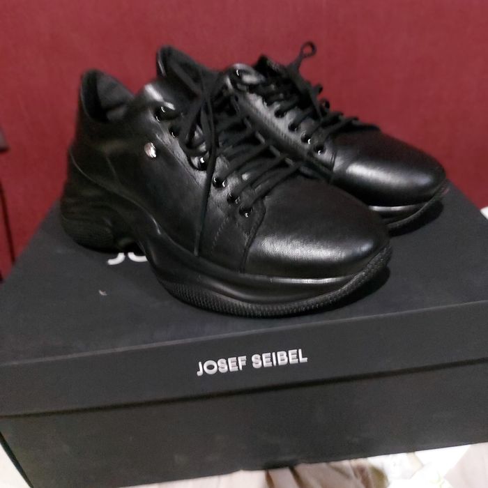 Черни  маратонки от телешка кожа с кристал