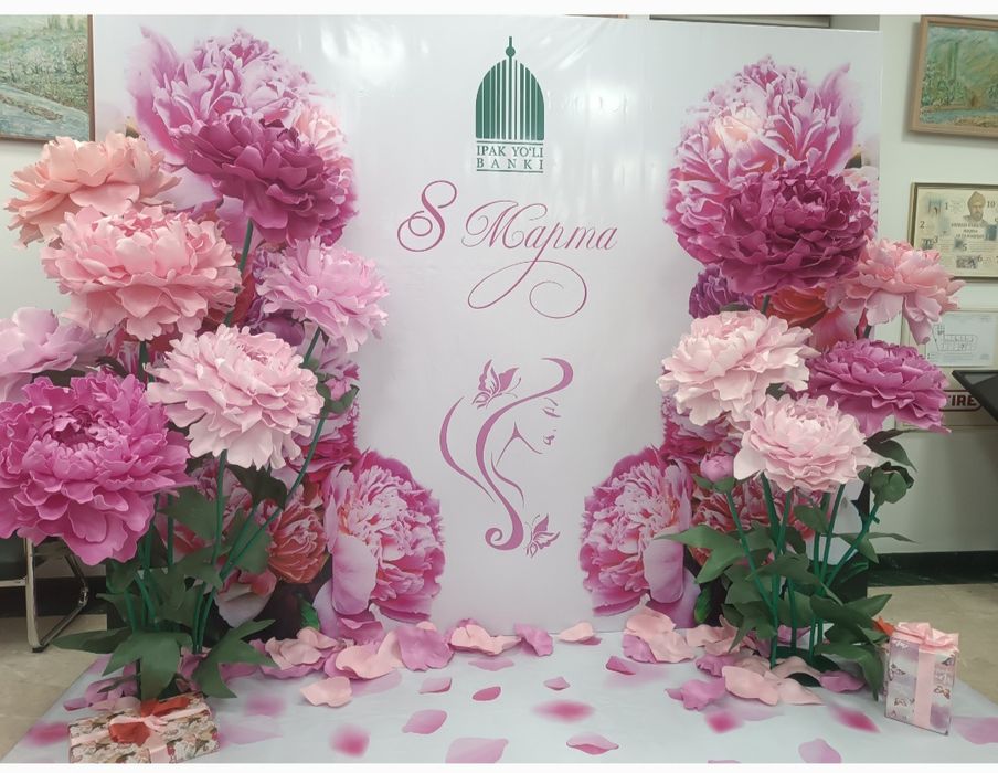 Оформление фото зоны на весну большими ростовыми цветами.