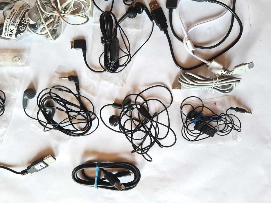 lot de căști pentru telefon mobil și diverse cabluri incarcare&date