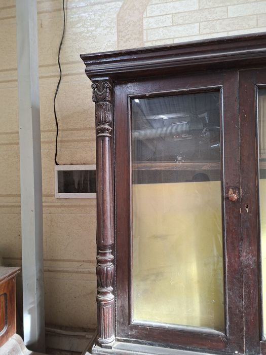 Антикварный буфет.