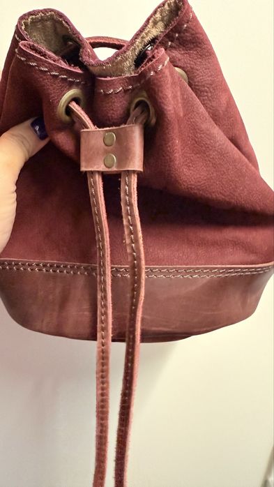 Ruccsac visiniu piele intoarsa