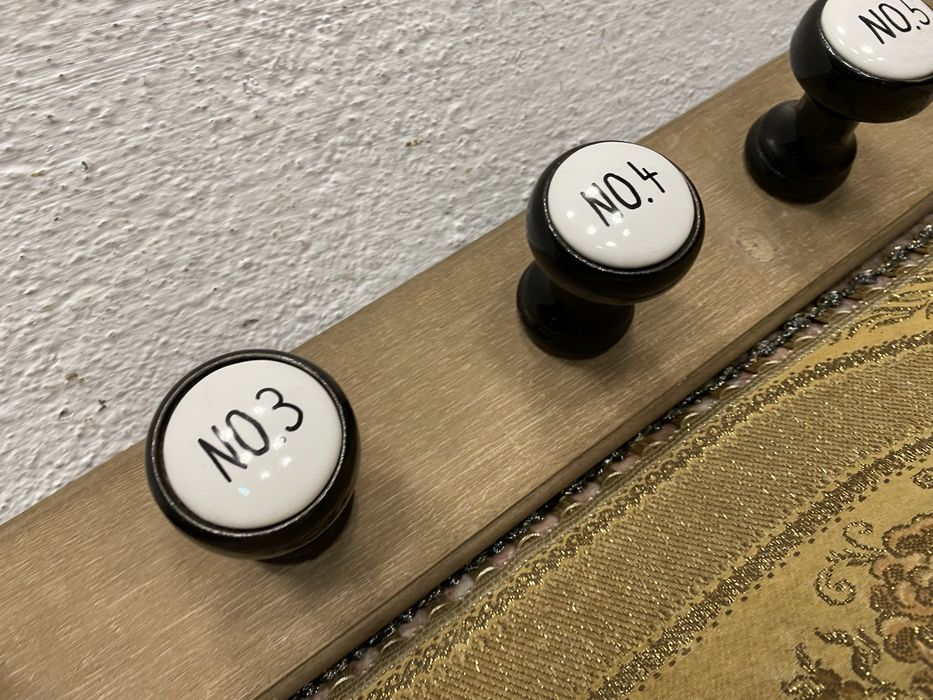 Немска закачалка с порцеланови куки