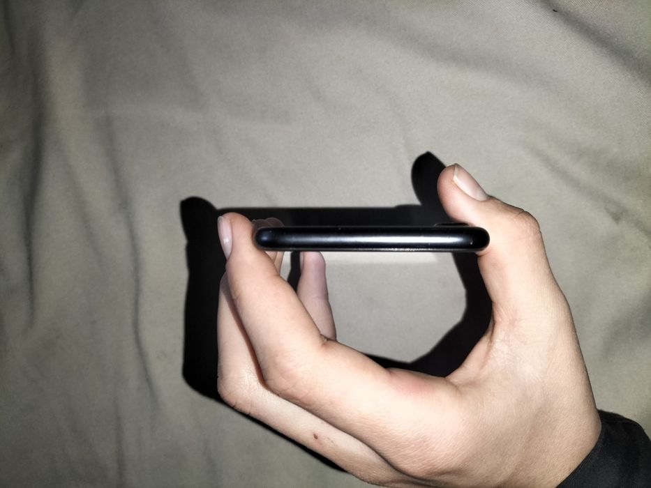 Vând telefon aproape nou iPhone 7  sau la schimb pe diferite telefoane