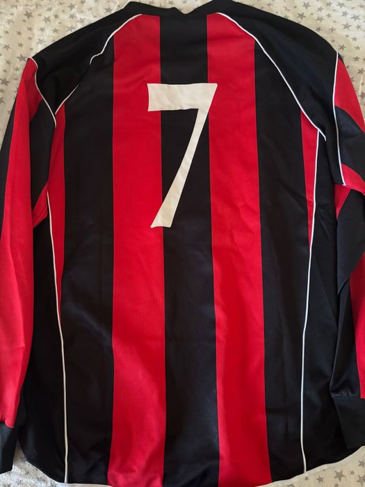 Различни спортни дрехи и екипи