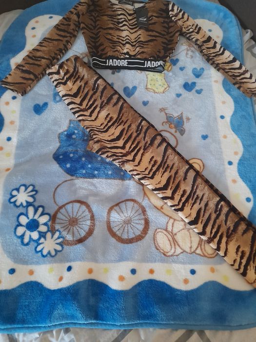 Compleu damă mărimea S dar se potriveste si ptr M