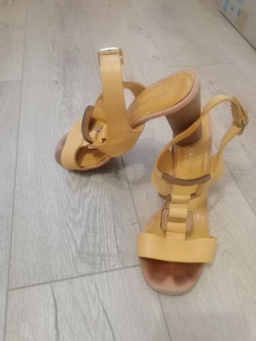 Жълта, естествена кожа