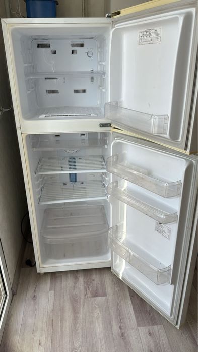 Продается двухкамерный холодильник Самсунг