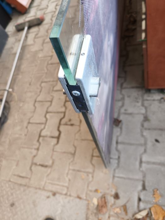 Стъклена врата с 2 ключалки.