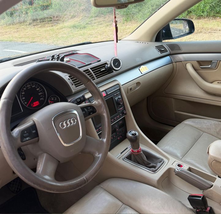 Vând     Audi    A4