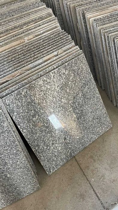 Гранитные плитки 60*60*2 в хорошем состоянии