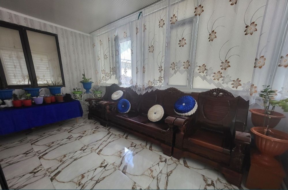 Деревянный диван кресло сатылады шай ішетін столымен бірге