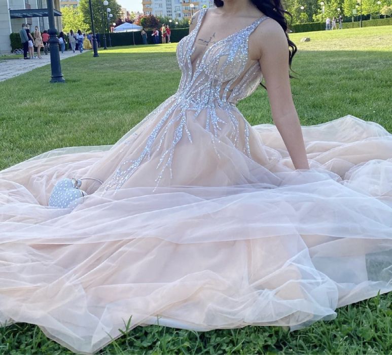 Семпла бална рокля бежова