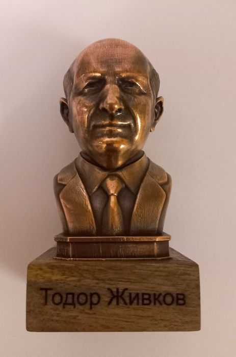 Бюстове на революционери-Ленин,Че Гевара,Атататюрк