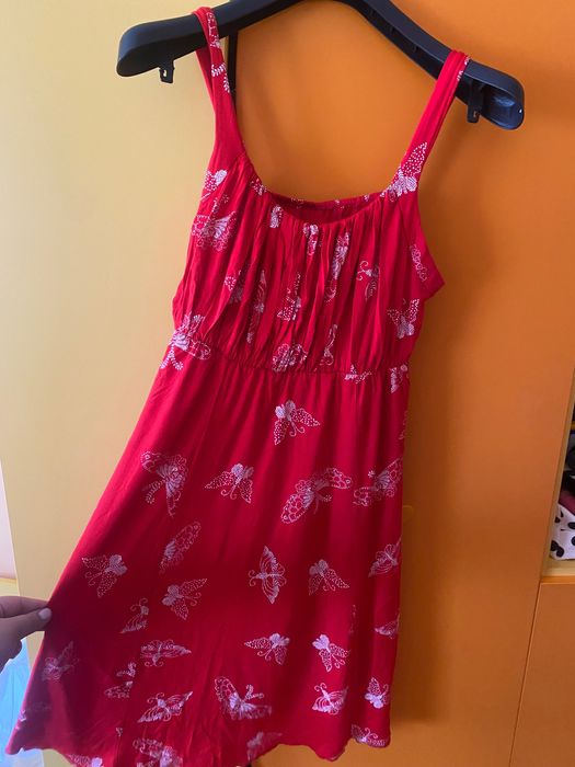 Червена рокля с принт