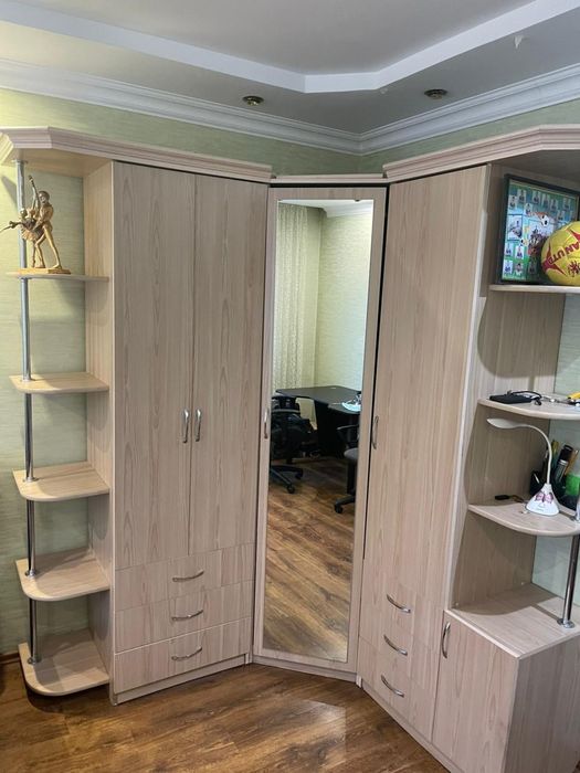 Продам угловой шкаф