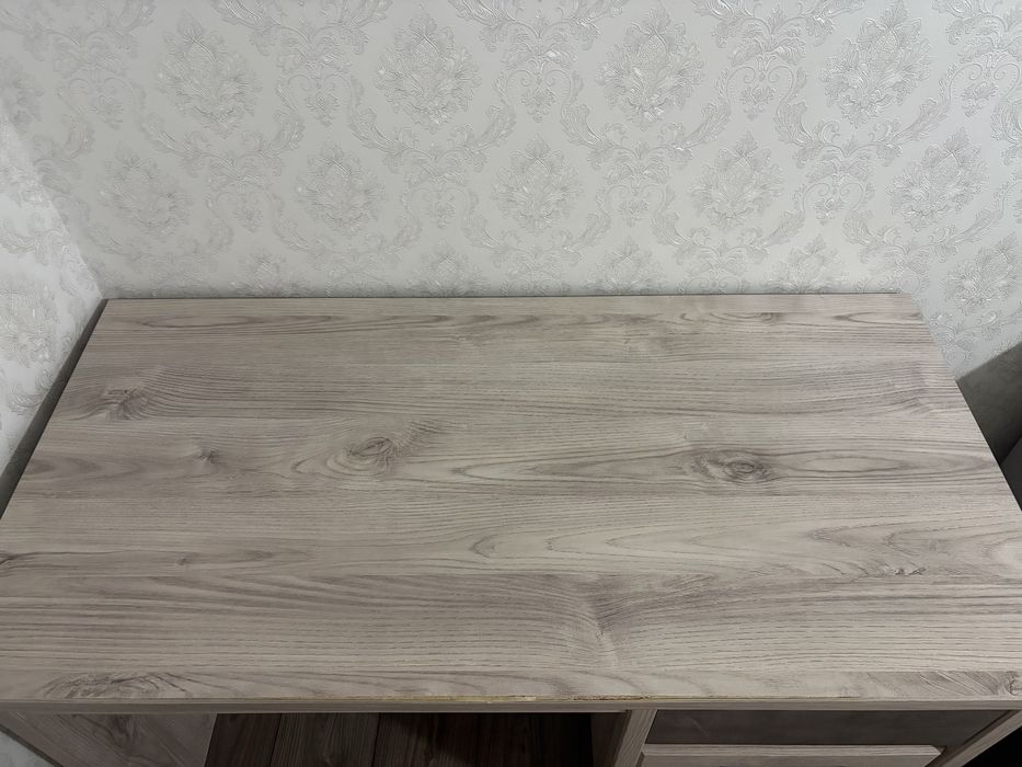 Продаю стол (с дефектами); Стол/үстел сатамын