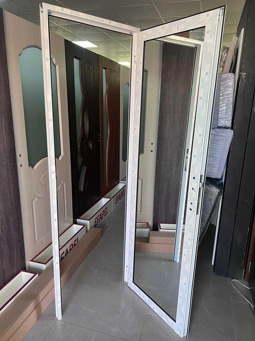 Алуминиеви врати за баня в наличност