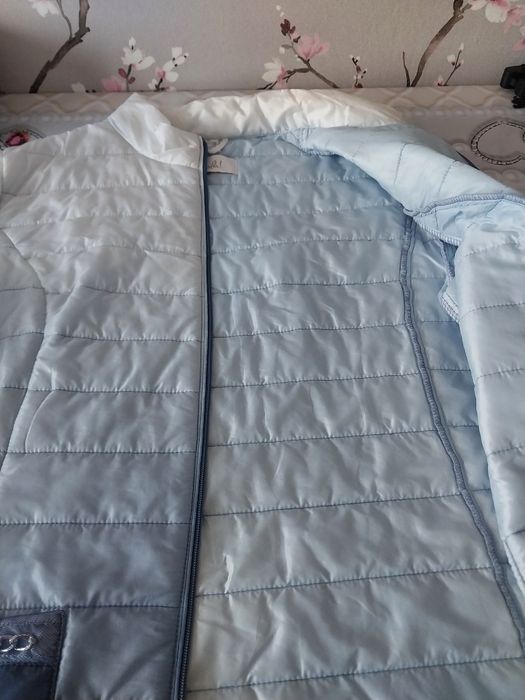 Продам весеннию куртку.