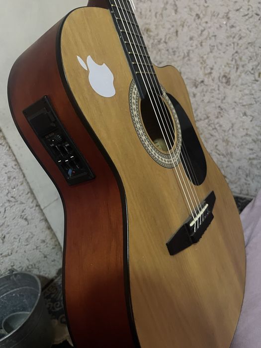 Elektrogitara. (Akustik) pachti yangi
