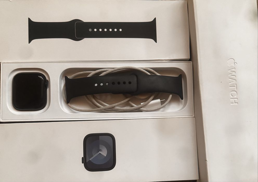 Apple Watch • Series 9 • 45 mm • Aluminium & Ceramic Case