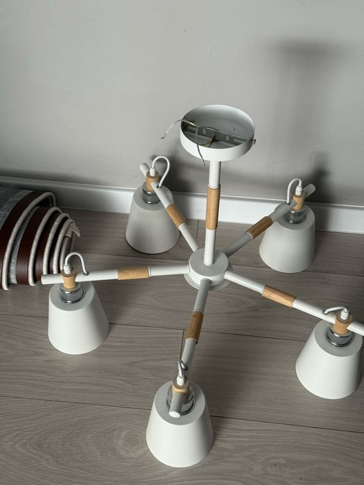 Продам люстру на 5 лампочек