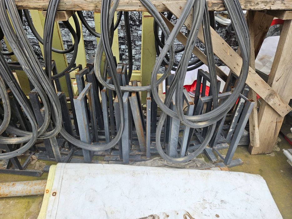 Стол и стулья продается