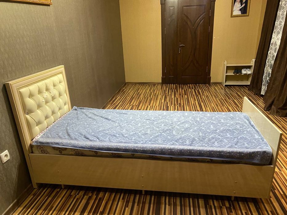 Кровать чуть растрёпана с матрасам но состояние хорошое свяжитесь………..