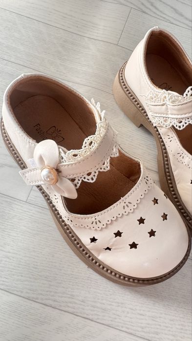 Кроссовки и туфли  на девочку новые