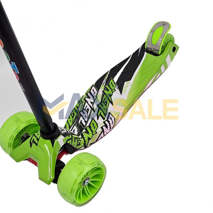 Триколка детска тротинетка с 3 светещи колела зелено многоцветно