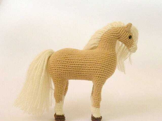 Красив кон - плюшена играчка плетена на една кука