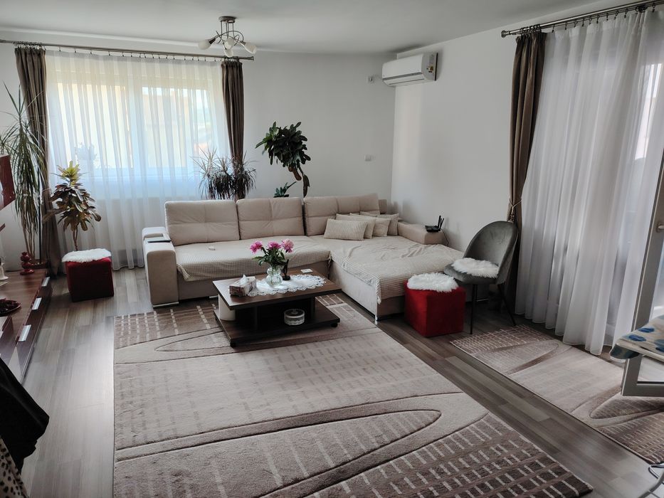 SE VINDE!   Apartament cu 3 camere!