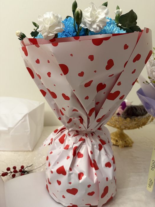 Яркик хризантемы с белыми гвоздиками