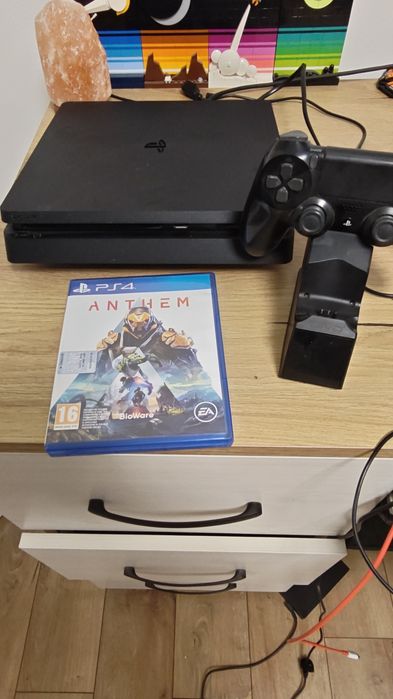 (VANDUT, INDISPONIBIL)Consola PS4 Jet Black 1TB + Controller si Joc