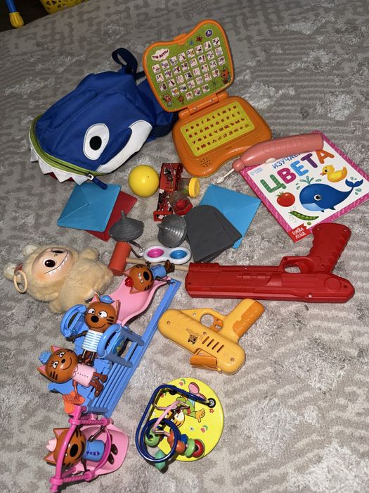 Игрушечные фигурки, рюкзак, и игрушки