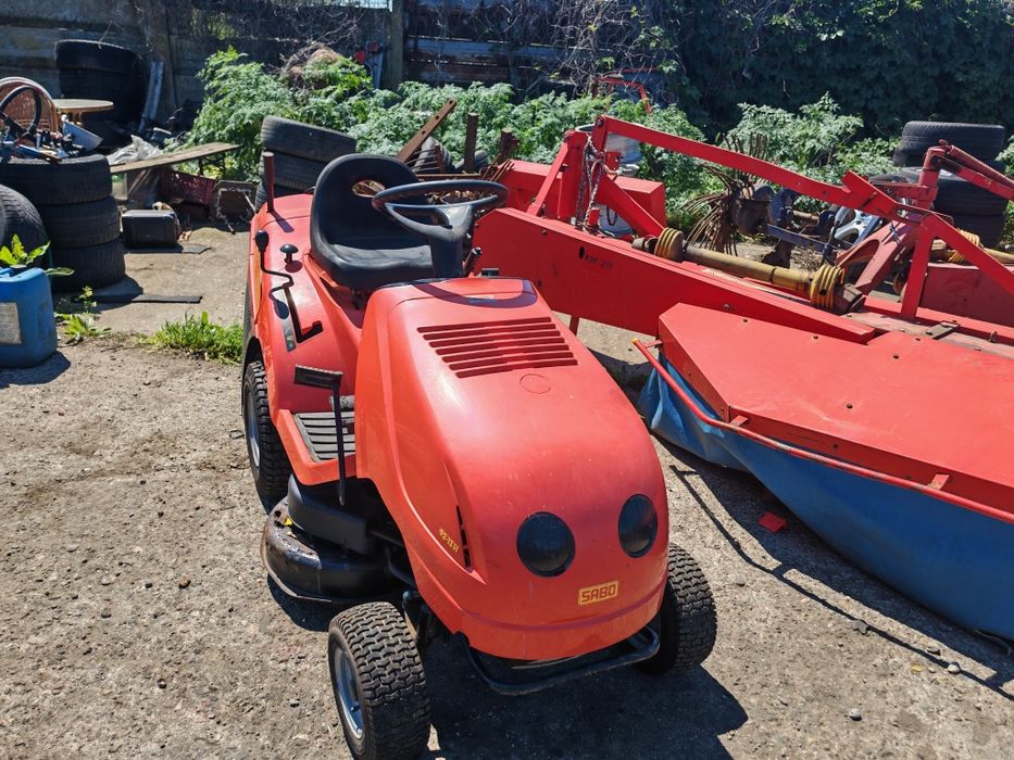 Tractoras tuns iarba