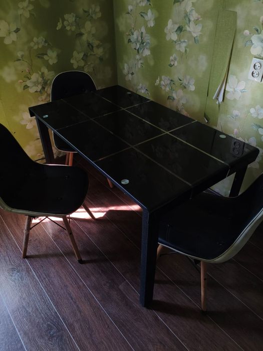Продам стол со 3 стульями